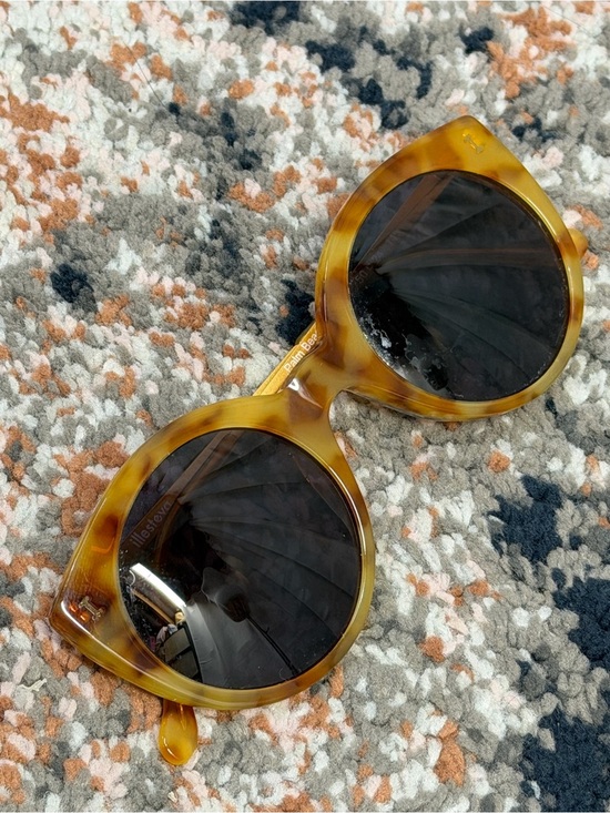 Illesteva ‘Palm Beach’ Sunglasses in “Amber” w/ Case ASO Duchess Meghan Markle main image 6